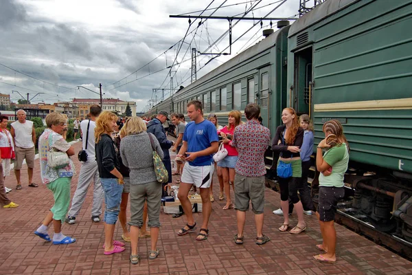 Passageiros na estação ferroviária — Fotografia de Stock