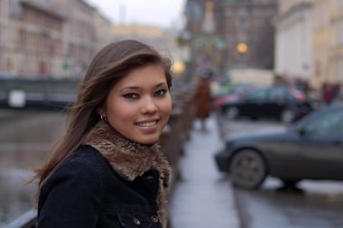 Ceketli genç ve çekici Asyalı kadın.