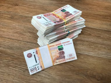 Rus rublesi para paketleri nde banknot yığını