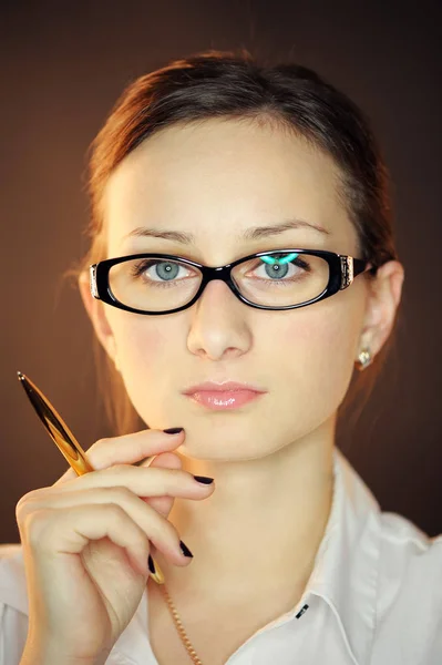 Porträt einer Frau mit Brille — Stockfoto