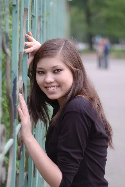 Junge hübsche asiatische Frau draußen — Stockfoto
