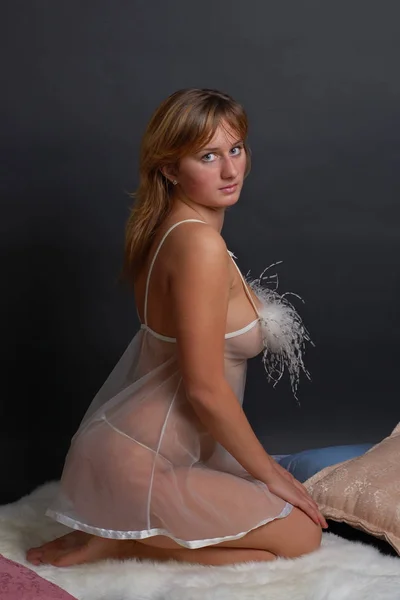 Sexy plus size model poseren in lingerie — Stockfoto