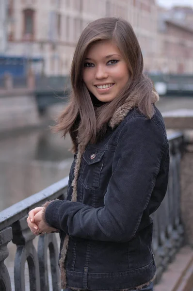 Joven atractivo asiático mujer en chaqueta — Foto de Stock