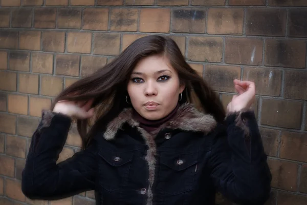 Fiatal vonzó ázsiai nő kabátban — Stock Fotó