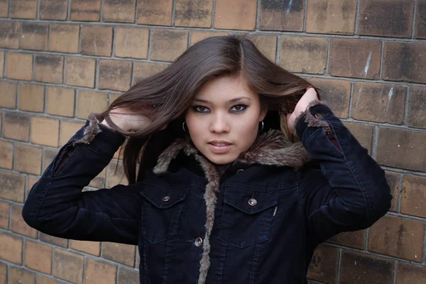 Jeune femme asiatique attrayante en veste — Photo