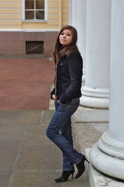 Jovem atraente asiático mulher no casaco — Fotografia de Stock