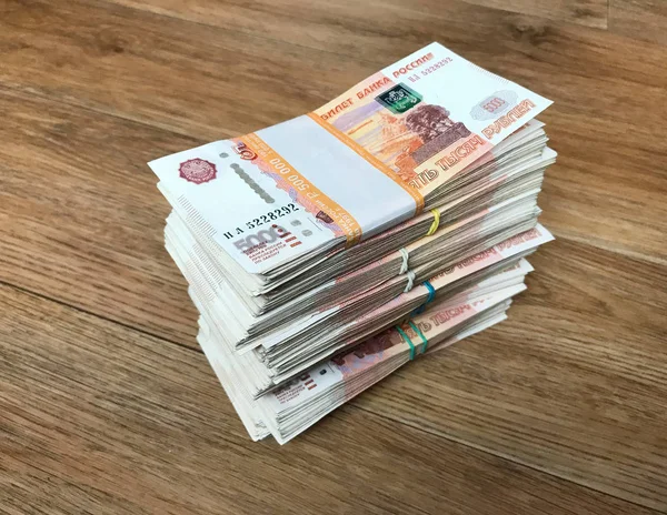 Balík bankovek v krabičce ruských peněz — Stock fotografie
