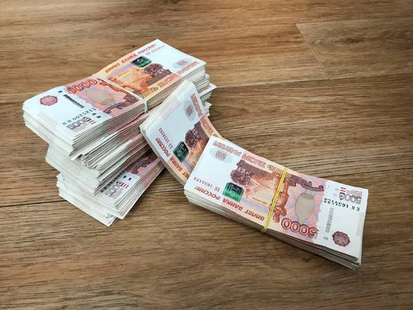 Balík bankovek v krabičce ruských peněz — Stock fotografie