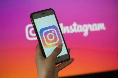 Instagram başlangıç sayfası ile kadın el tutma cep telefonu