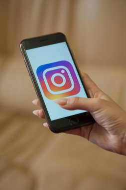 Instagram başlangıç sayfası ile kadın el tutma cep telefonu
