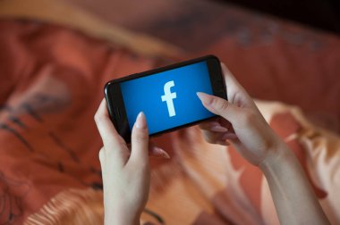Facebook ile cep telefonu tutan manikür ile Kadın el