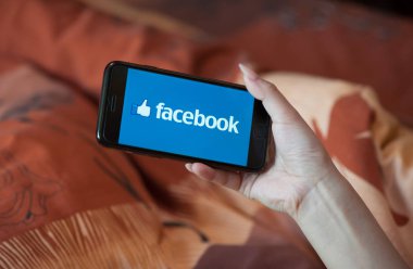 Facebook ile cep telefonu tutan manikür ile Kadın el