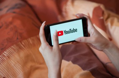 Youtube ile manikür tutan cep telefonu ile Kadın el
