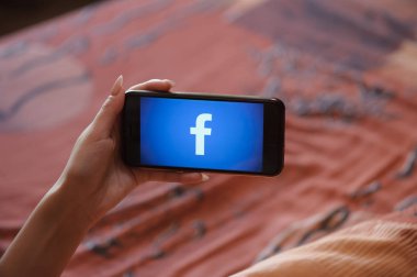Facebook ile cep telefonu tutan manikür ile Kadın el