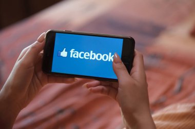 Facebook ile cep telefonu tutan manikür ile Kadın el