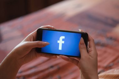Facebook ile cep telefonu tutan manikür ile Kadın el