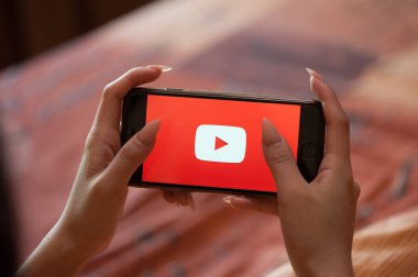 Youtube ile manikür tutan cep telefonu ile Kadın el