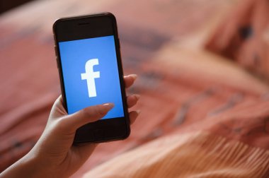 Facebook ile cep telefonu tutan manikür ile Kadın el