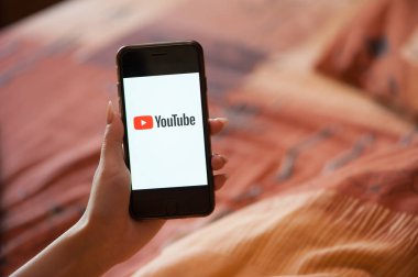 Youtube ile manikür tutan cep telefonu ile Kadın el