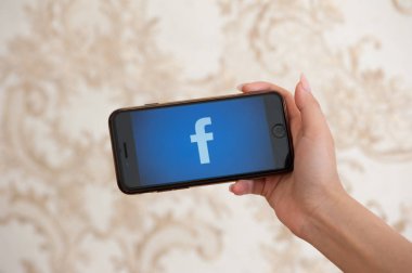 Facebook ile cep telefonu tutan manikür ile Kadın el