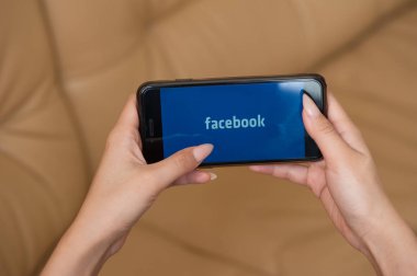 Facebook ile cep telefonu tutan manikür ile Kadın el