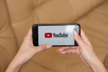 Youtube ile manikür tutan cep telefonu ile Kadın el