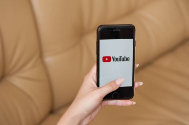 Youtube ile manikür tutan cep telefonu ile Kadın el