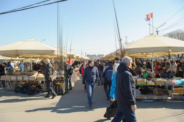 Sokak pazarı Yunona'daki tezgahlarda bir kalabalık var.