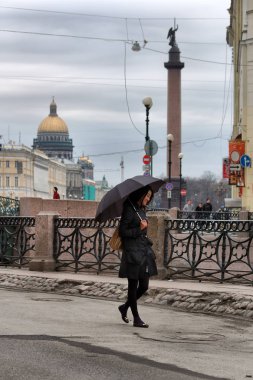 Gülümseyen asyalı kadın yürüyüş