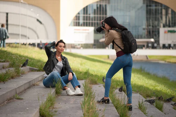 Mladá žena fotograf dělat focení s modelkou venku — Stock fotografie