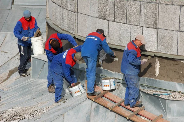 Crew of workers repairing historical building — Stock Photo, Image