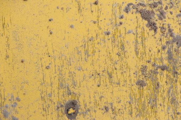Gelbe Wand mit rissiger Farbe beschmiert — Stockfoto