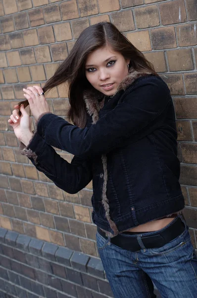 Joven atractivo asiático mujer en chaqueta —  Fotos de Stock