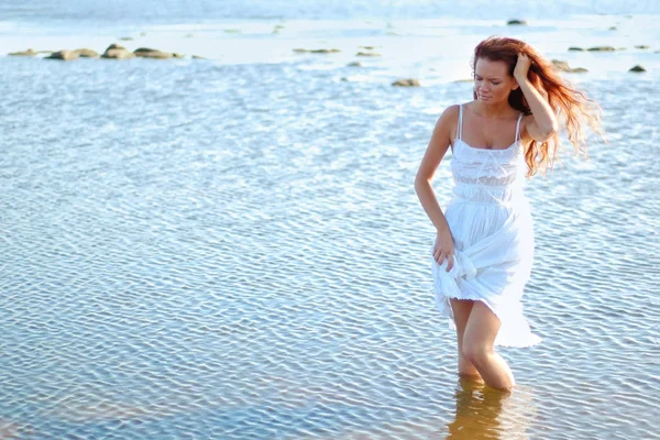 Jeune femme mince habillée en robe de soleil blanche — Photo