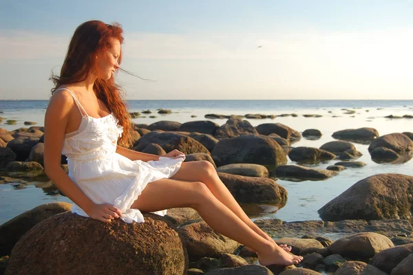 Jeune femme mince habillée en robe de soleil blanche — Photo