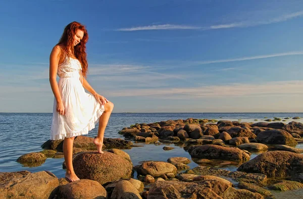 Jonge slanke vrouw gekleed in wit sundress — Stockfoto