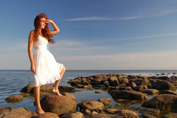 Jeune femme mince habillée en robe de soleil blanche — Photo