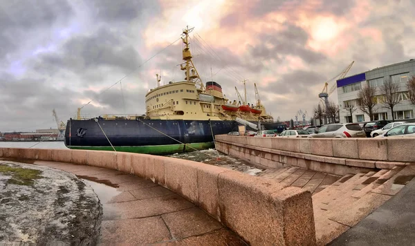 Grande navio na cidade — Fotografia de Stock