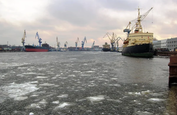 Icebreaker statek w pobliżu miasta, — Zdjęcie stockowe