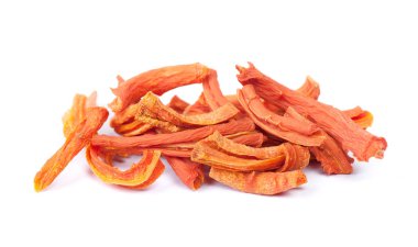 Kurutulmuş havuç parçaları yığını