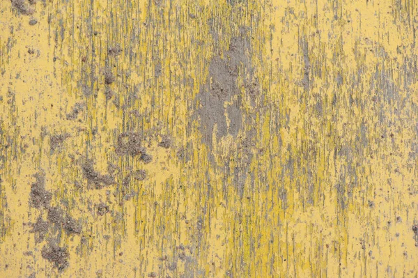 Gelbe Wand mit rissiger Farbe beschmiert — Stockfoto