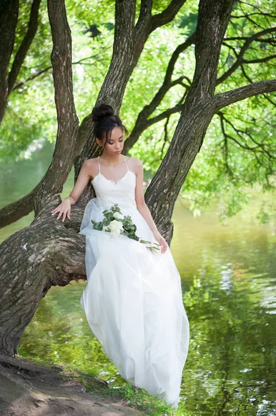 Beautiful asian bride — Stock Photo, Image