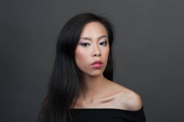 Genç Asyalı kadın portresi stüdyo