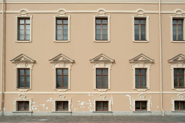 Janelas de edifício histórico — Fotografia de Stock