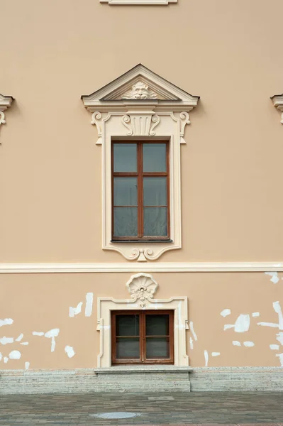 Janelas de edifício histórico — Fotografia de Stock