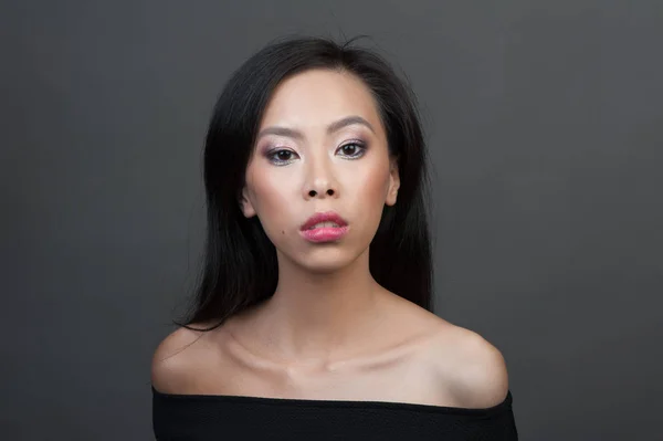 Portrait studio de jeune femme asiatique — Photo