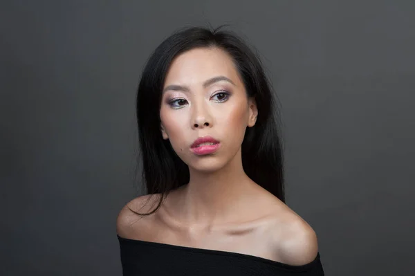 Studio portrait of young asian woman — Stock Photo, Image