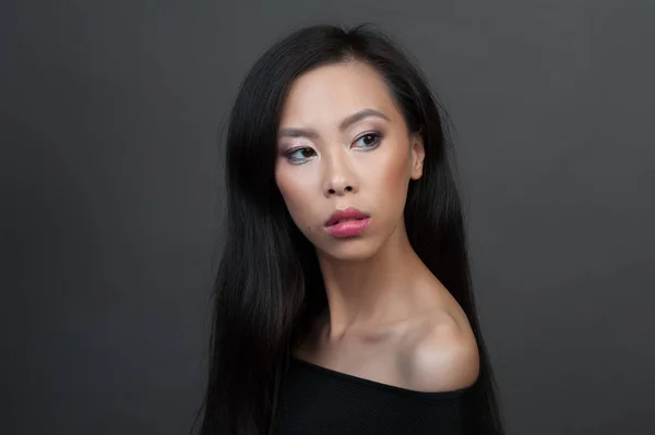 Studio portrait of young asian woman — Stock Photo, Image