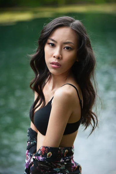 Belle jeune femme mince asiatique en bikini — Photo