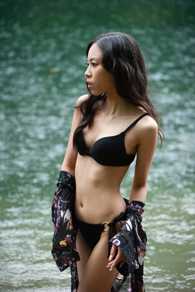 아름다운 젊은 슬림 아시아 여자에 비키니 — 스톡 사진